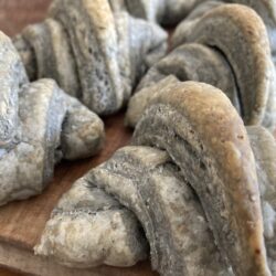 5月パン　　croissant(麻炭入り）