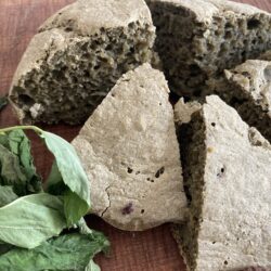 9月パン　モロヘイヤブドウ山椒醤油フォカッチャ)focaccia