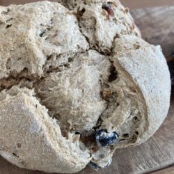 1月パン campagne (干し柿きな粉+黒豆入りカンパーニュ)